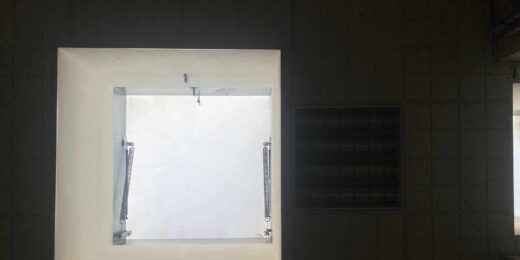 Plafond à Perpignan : puits de lumière carré, évent rectangulaire. Mécanismes métalliques pour désenfumage incendie.