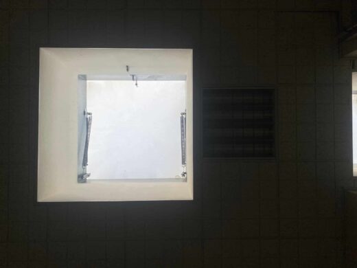 Plafond à Perpignan : puits de lumière carré, évent rectangulaire. Mécanismes métalliques pour désenfumage incendie.