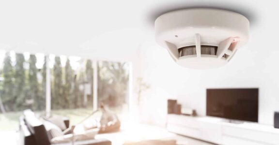 Détecteur de fumée plafond : sécurité incendie optimale.