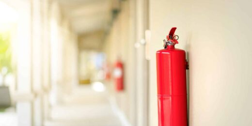 Extincteurs installés méticuleusement à Perpignan, conformité sécurité.