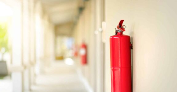 Extincteurs installés méticuleusement à Perpignan, conformité sécurité.