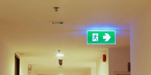 Installation et vérification de la signalétique incendie pour entreprises à Perpignan : sécurité garantie