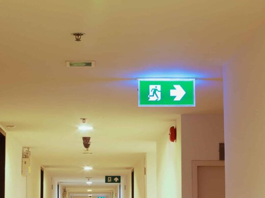 Installation et vérification de la signalétique incendie pour entreprises à Perpignan : sécurité garantie