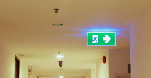 Installation et vérification de la signalétique incendie pour entreprises à Perpignan : sécurité garantie